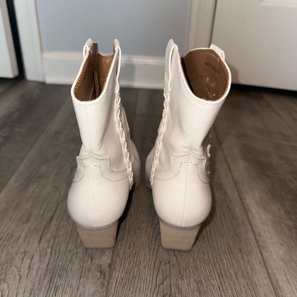 Women's DV By Dolce Vita Karyn Bootie - Picture 5 of 6